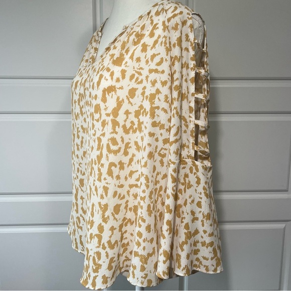 Jennifer Lopez White Tan Animal Print Blouse Cutout Sleeve V-Neck Long Sleeve - Picture 2 of 8